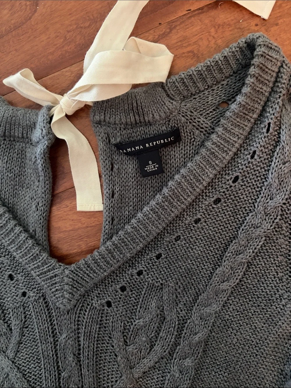 Banana Republic Grey Chunky Cable Knit V-Neck Sweater Bow Tie Size Small